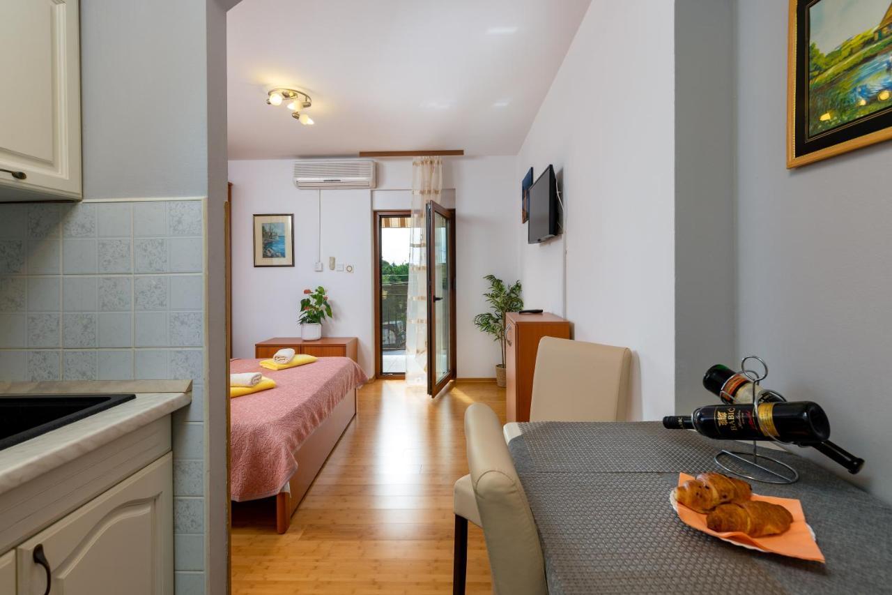 Apartments Kristina ロヴィニ エクステリア 写真