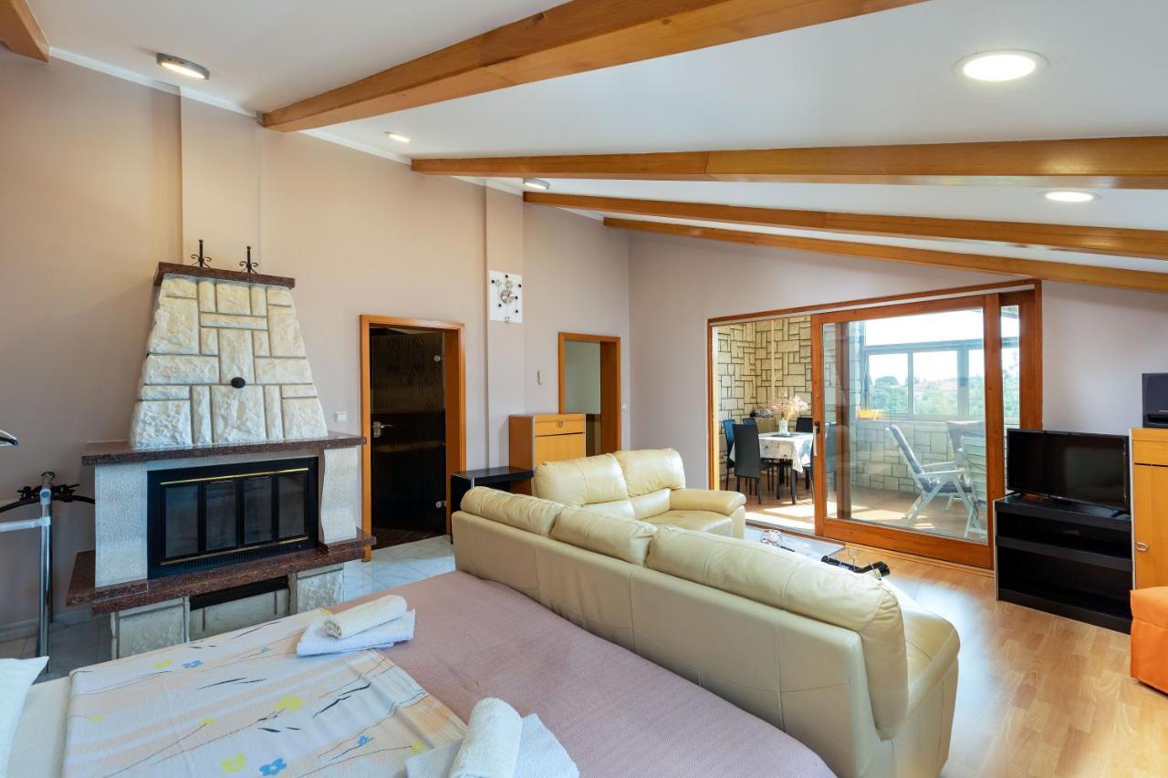 Apartments Kristina ロヴィニ エクステリア 写真