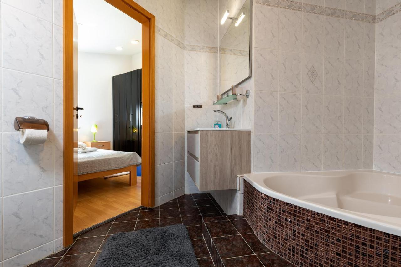 Apartments Kristina ロヴィニ エクステリア 写真