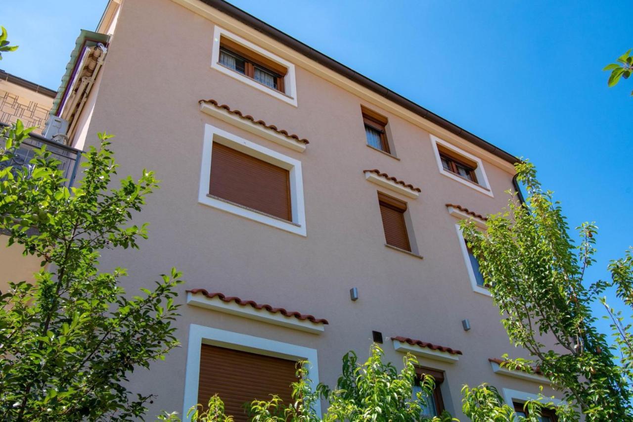 Apartments Kristina ロヴィニ エクステリア 写真