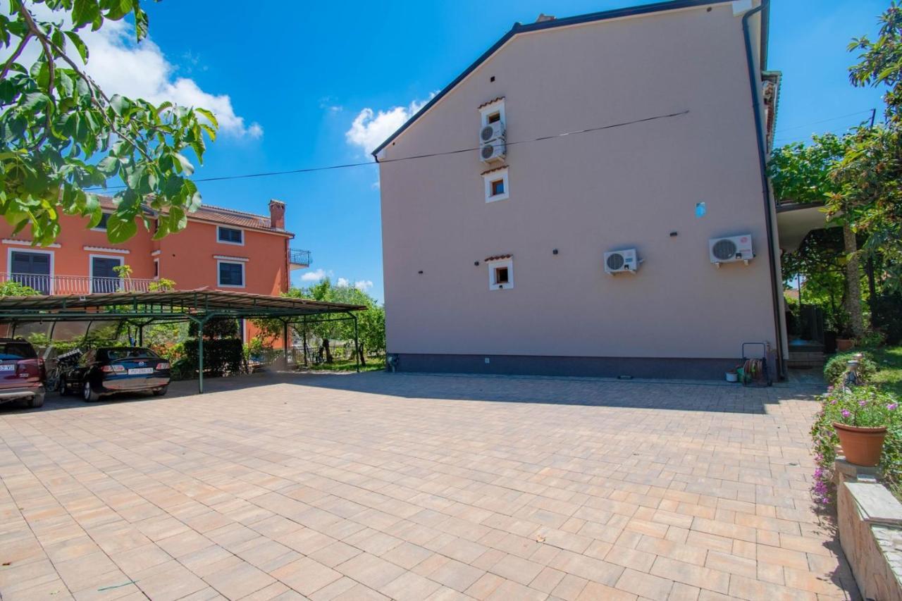 Apartments Kristina ロヴィニ エクステリア 写真